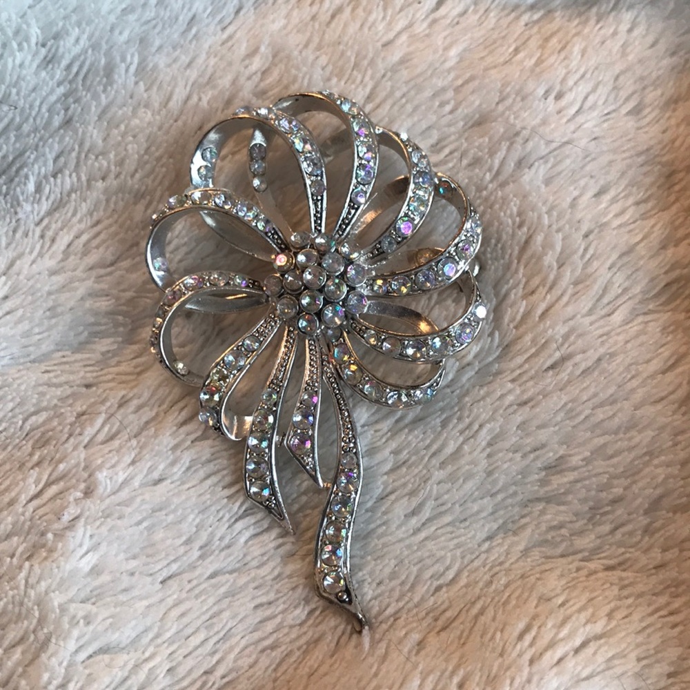 Brooch w iridescent crystals antique